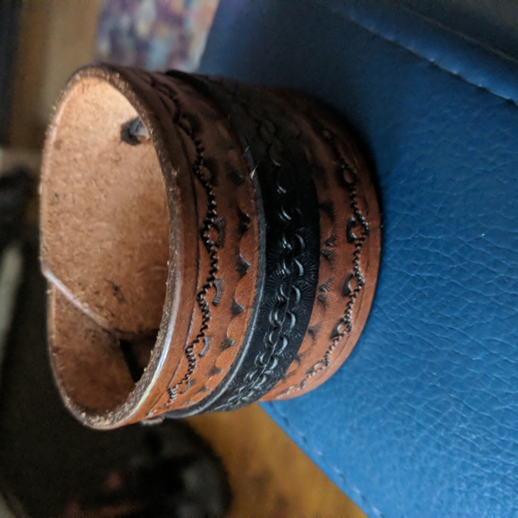 Leather cuff bracelet with buckle - Picture 2 of 4